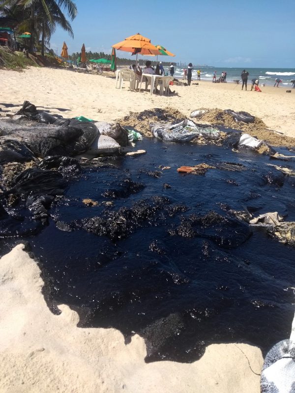 A paia de Itapuama, no litoral Sul de Pernambuco, foi uma das mais atingidas. Mais de 1.300 toneladas de óleo já foram retiradas nos últimos oito dias. Foto Michelly Lira