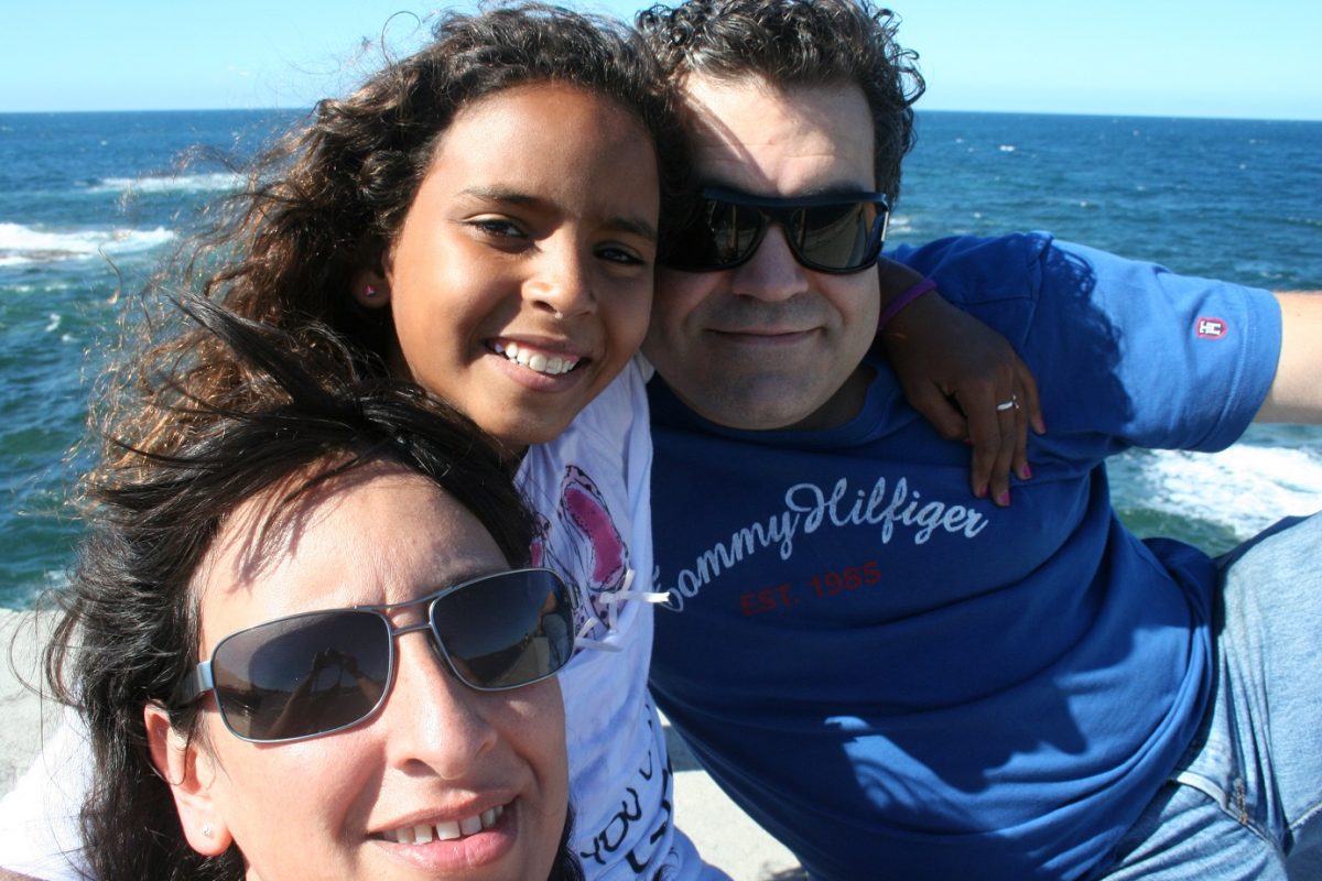 A jovem Fatimetu com Silvia Calvo e Sergio na Espanha. Foto Arquivo Pessoal