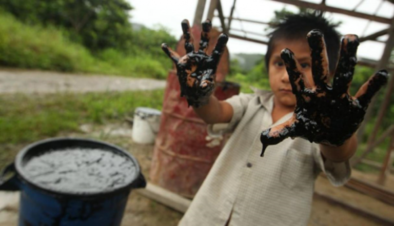 Os efeitos do oleoduto no meio da Amazônia peruana. Foto Reprodução