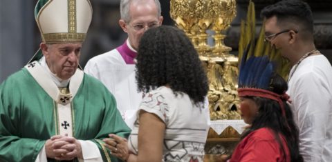 Papa Francisco celebra a missa de abertura do Sínodo da Amazônia, cercado por representantes dos povos indígenas. Foto Massimo Valicchia/NurPhoto