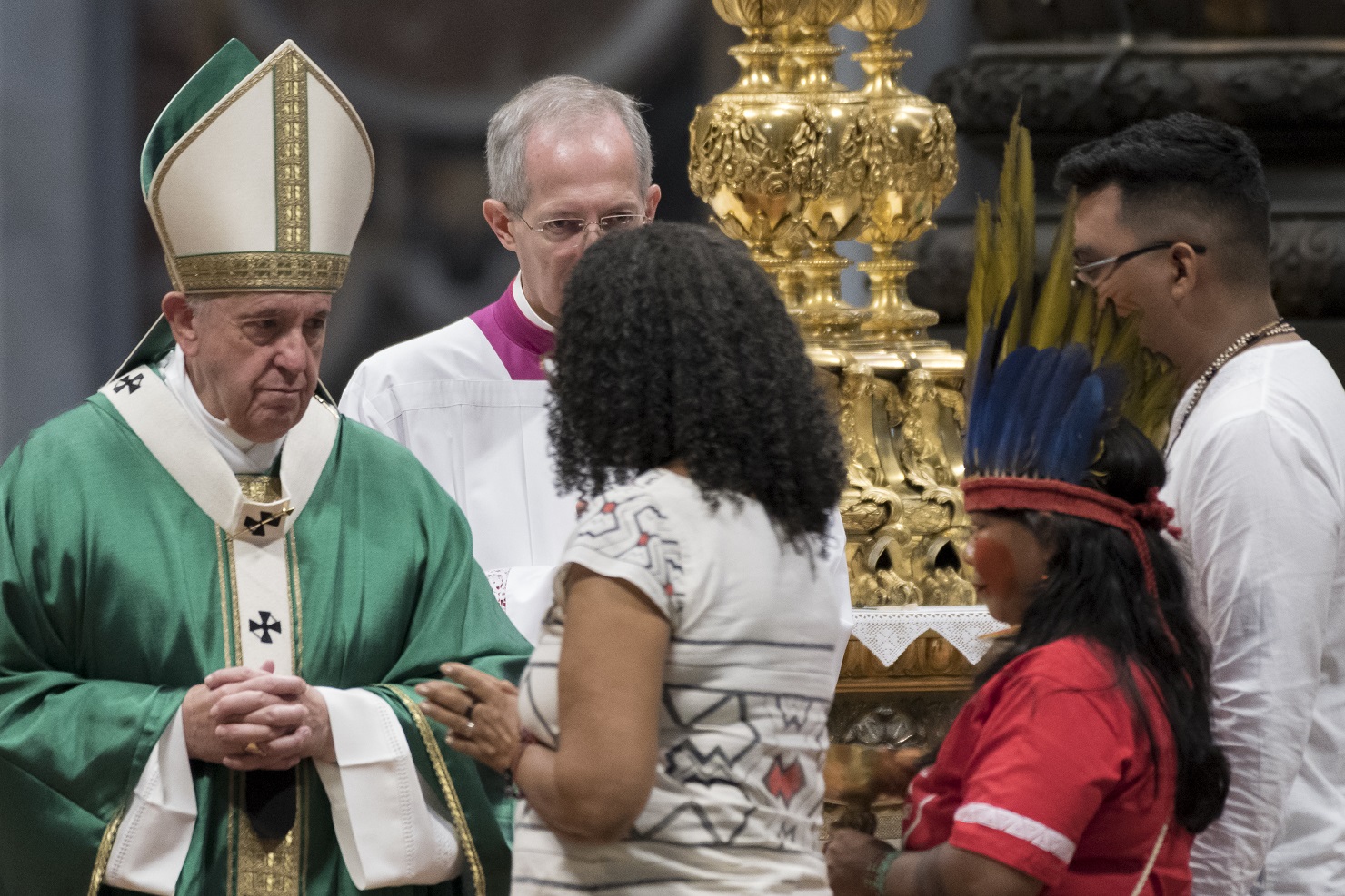 Papa Francisco celebra a missa de abertura do Sínodo da Amazônia, cercado por representantes dos povos indígenas. Foto Massimo Valicchia/NurPhoto