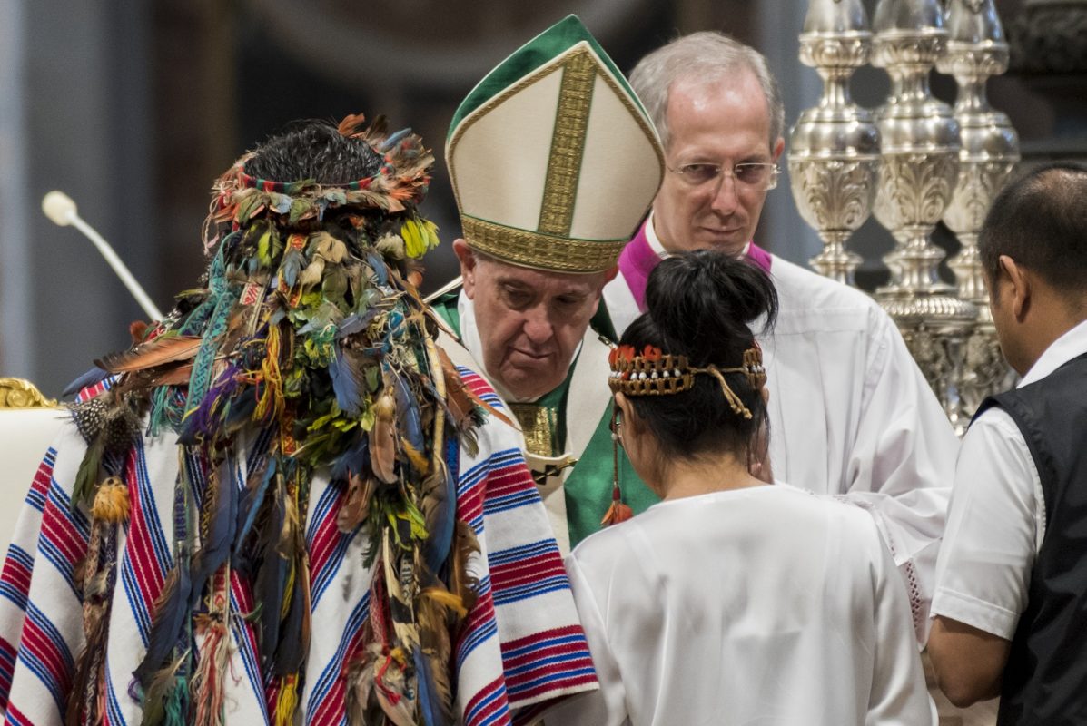 Representantes dos povos indígenas da Amazônia com o Papa Francisco na missa de encerramento do Sínodo. Foto Massimo Valicchia/NurPhoto