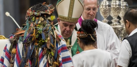 Representantes dos povos indígenas da Amazônia com o Papa Francisco na missa de encerramento do Sínodo. Foto Massimo Valicchia/NurPhoto