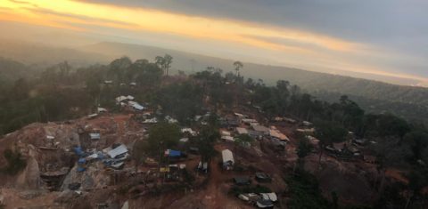 A notícia de que havia pepitas de ouro raso “brotando do chão” provocou uma corrida á cidade de Aripuanã, no Mato Grosso. Foto Polícia Federal
