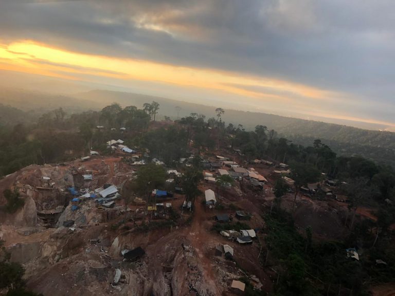 A notícia de que havia pepitas de ouro raso “brotando do chão” provocou uma corrida á cidade de Aripuanã, no Mato Grosso. Foto Polícia Federal