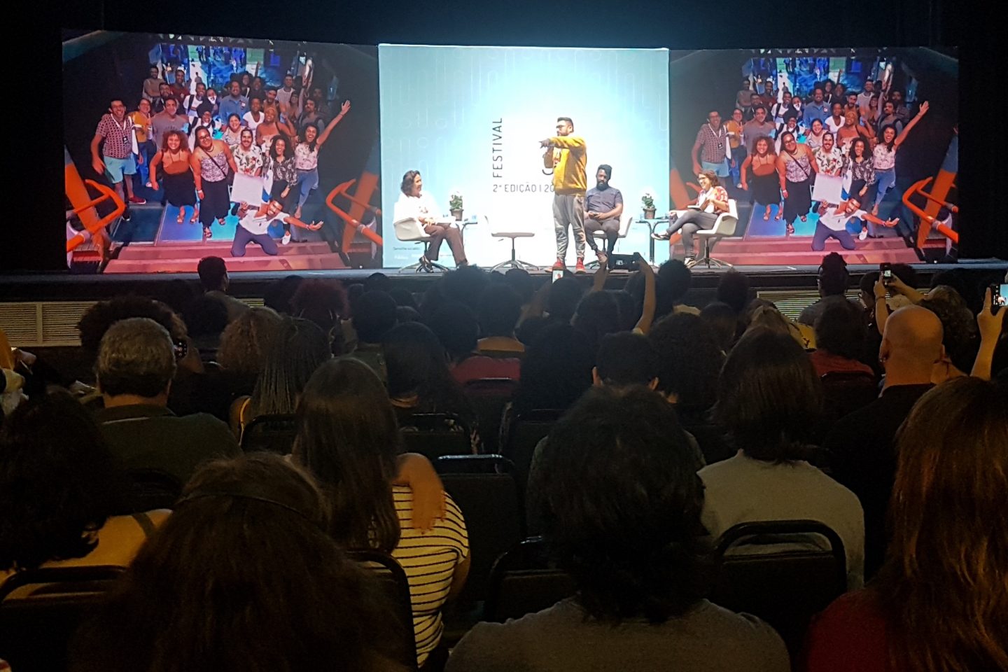 Raull Santiago, no palco: "Esse país não se informa do jeito correto". Foto de Oscar Valporto