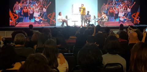Raull Santiago, no palco: "Esse país não se informa do jeito correto". Foto de Oscar Valporto