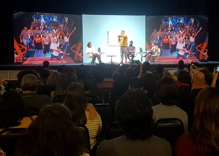 Raull Santiago, no palco: "Esse país não se informa do jeito correto". Foto de Oscar Valporto