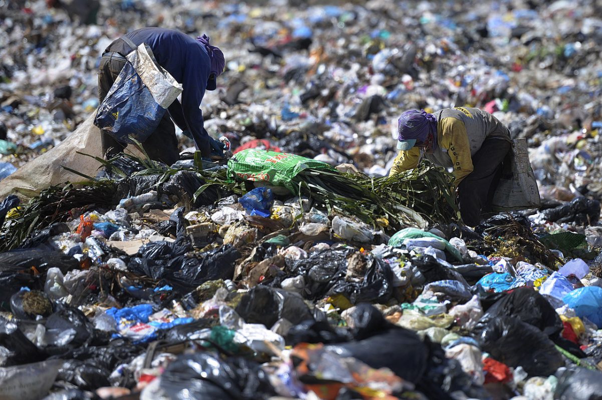 Catadores em lixão próximo ao Distrito Federal: 41% dos resíduos gerados no Brasil ainda vão para lixões (Foto: Marcelo Casal Jr./Agência Brasil)