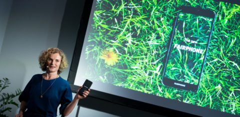 Lançamento em Berlin do Fairphone 3: Eva Gouwens, CEO da empresa holandesa explica que novo celular conta com cinco materiais que têm origem em processos sustentáveis (Foto: Bernd von Jutrczenka/DPA)