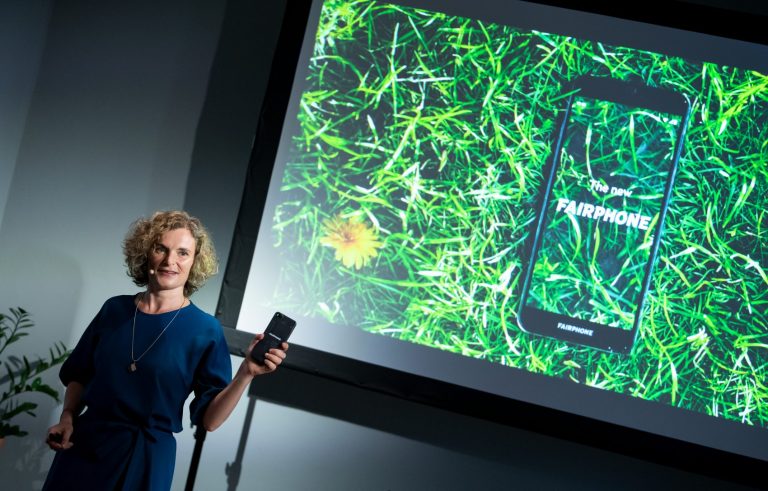 Lançamento em Berlin do Fairphone 3: Eva Gouwens, CEO da empresa holandesa explica que novo celular conta com cinco materiais que têm origem em processos sustentáveis (Foto: Bernd von Jutrczenka/DPA)