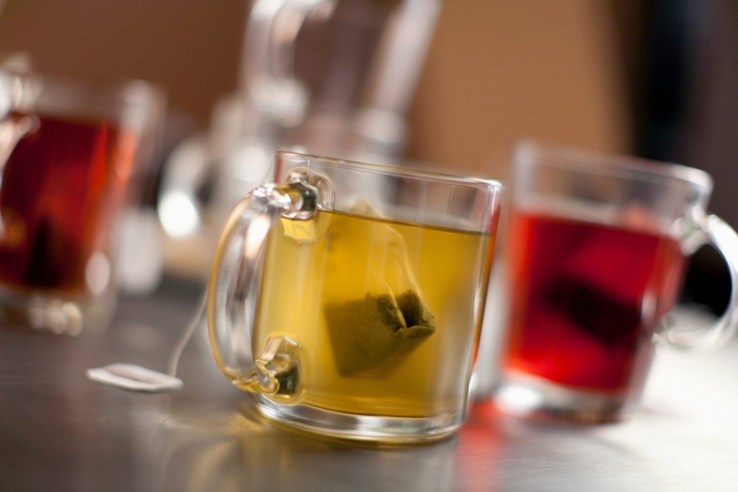 Saquinhos nas xícaras de chá: estudo de universidade do Canadá aponta que cada xícara pode ter mais de 11 bilhões de partículas de plástico (Foto: Chad Springer/Image Source/AFP)