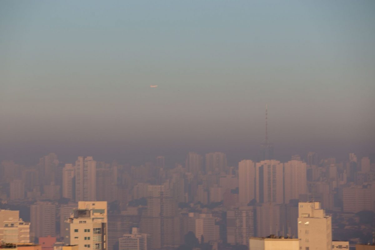 Camada de ar poluído sobre São Paulo numa manhã do último inverno: governos, empresas, sociedade civil e academia assinam compromisso pela descabornização (Foto: Luiz Guarnieri/Brazil Photo Press/AFP)