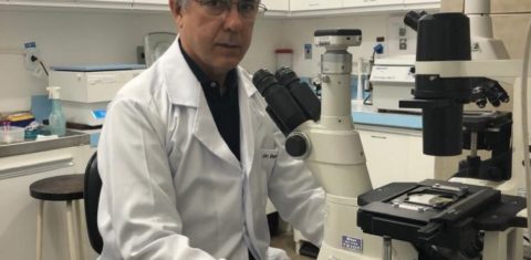 O pesquisador Roque Almeida, no Hospital Universitário da UFS: busca por fármacos capazes de matar o novo parasita e de descobrir como surgiu o novo agente infeccioso e como a doença é transmitido para os seres humanos. (Foto: Arquivo Pessoal)
