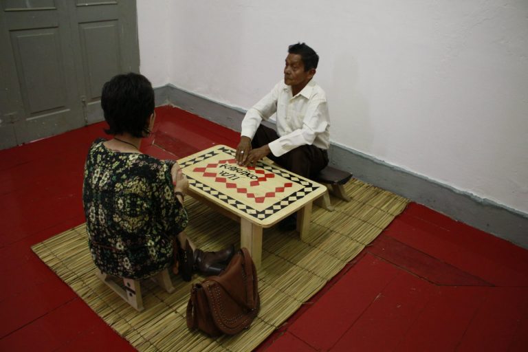 O pajé da etnia tukana Manoel Lima atende paciente no Centro de Medicina Indígena: procura de pessoas de todas as partes do Brasil (Foto: Alberto Cesar Araujo/Amazônia Real)