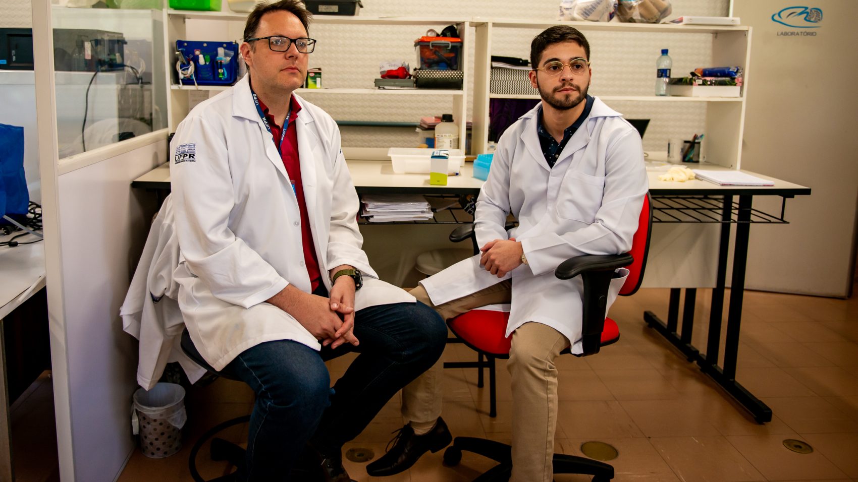 O professor Marcelo Lima e seu aluno Daniel Araújo no Laboratório de Neurofisiologia da UFPR: perda de olfato tem importante valor diagnóstico (Foto: Marcos Solivan/Sucom-UFPR)