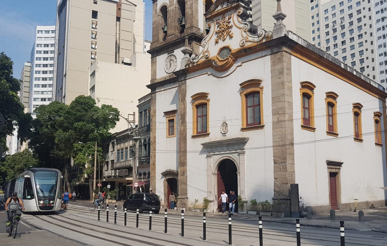 A Igreja de Santa Rita na linha do VLT: área em torno da antiga capela foi o primeiro cemitério de escravizados no Rio de Janeiro (Foto: Oscar Valporto)