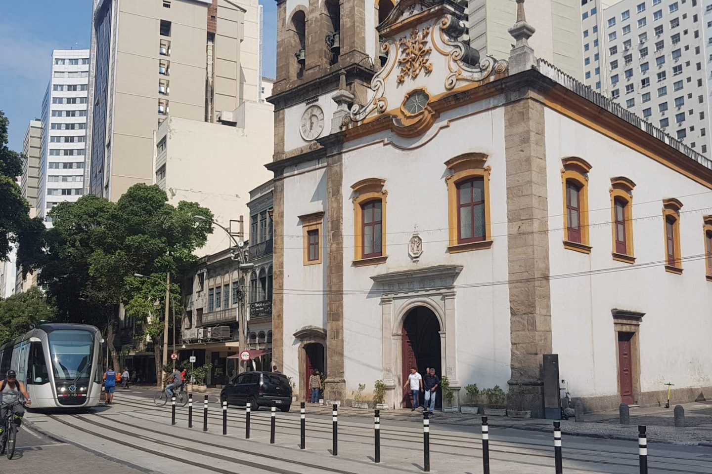 A Igreja de Santa Rita na linha do VLT: área em torno da antiga capela foi o primeiro cemitério de escravizados no Rio de Janeiro (Foto: Oscar Valporto)