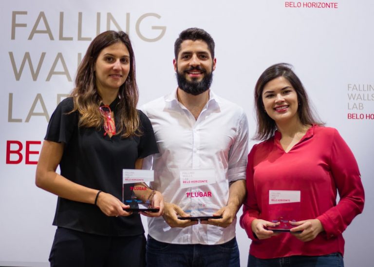 Victor Freitas, entre Maria Clara Starling e Julia Cordeiro: professor da Universidade Federal de São Del Rey foi premiado por pesquisa para reaproveitamento de moléculas de plantas para materiais biodegradáveis (Foto: Eduardo Iunes/DWIH)