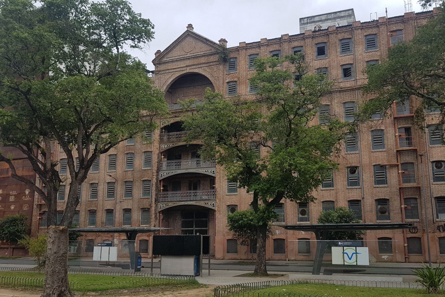 O antigo prédio do Moinho Fluminense, depredado na Revolta da Vacina, mas ainda de pé na Praça da Harmonia: memórias de uma insurreição (Foto: Oscar Valporto)