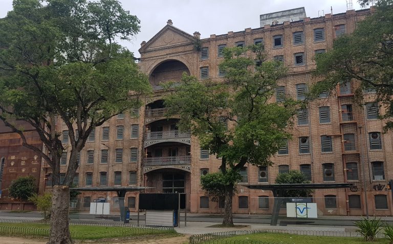 O antigo prédio do Moinho Fluminense, depredado na Revolta da Vacina, mas ainda de pé na Praça da Harmonia: memórias de uma insurreição (Foto: Oscar Valporto)