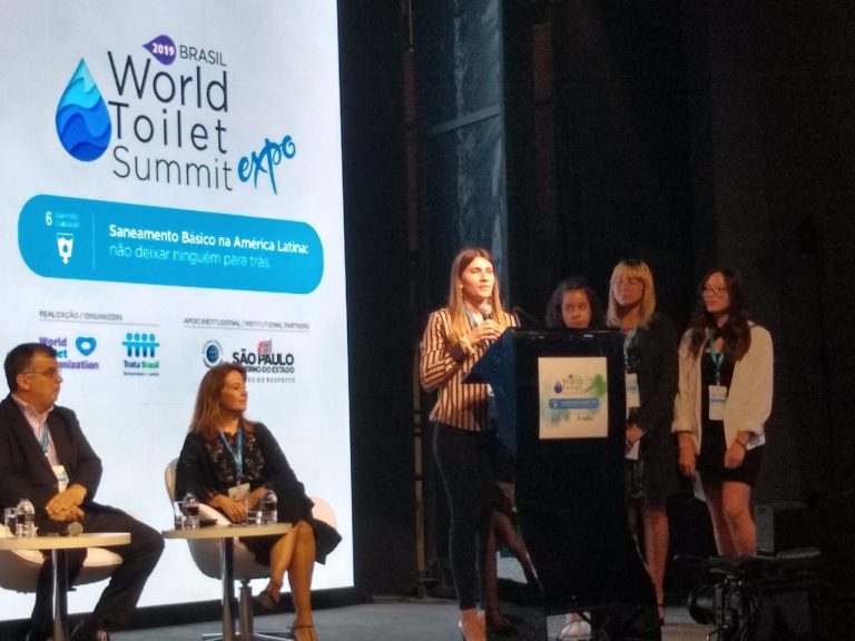 A professora Leila e as alunas Júlia, Anally e Keiko no World Toilet Summit: estudantes criaram dispositivo para tratar águas das casas antes de cair na rede de esgoto (Foto: Paulo Passos)