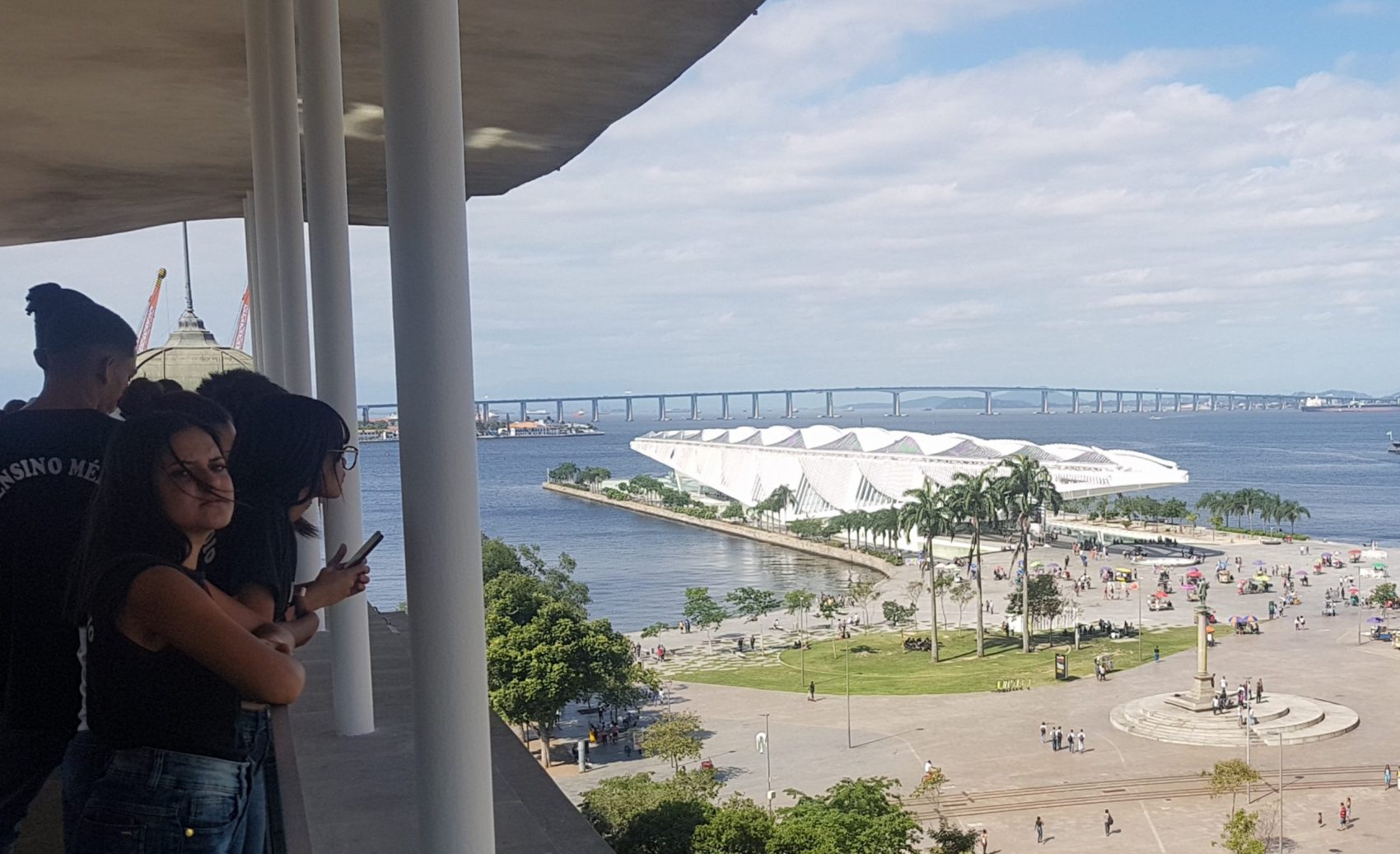 Do alto do MAR, a vista da nova Praça Mauá,: reintegração à vida do Rio, sem a Perimetral e com a estátua do barão e o Museu do Amanhã (Foto: Oscar Valporto)