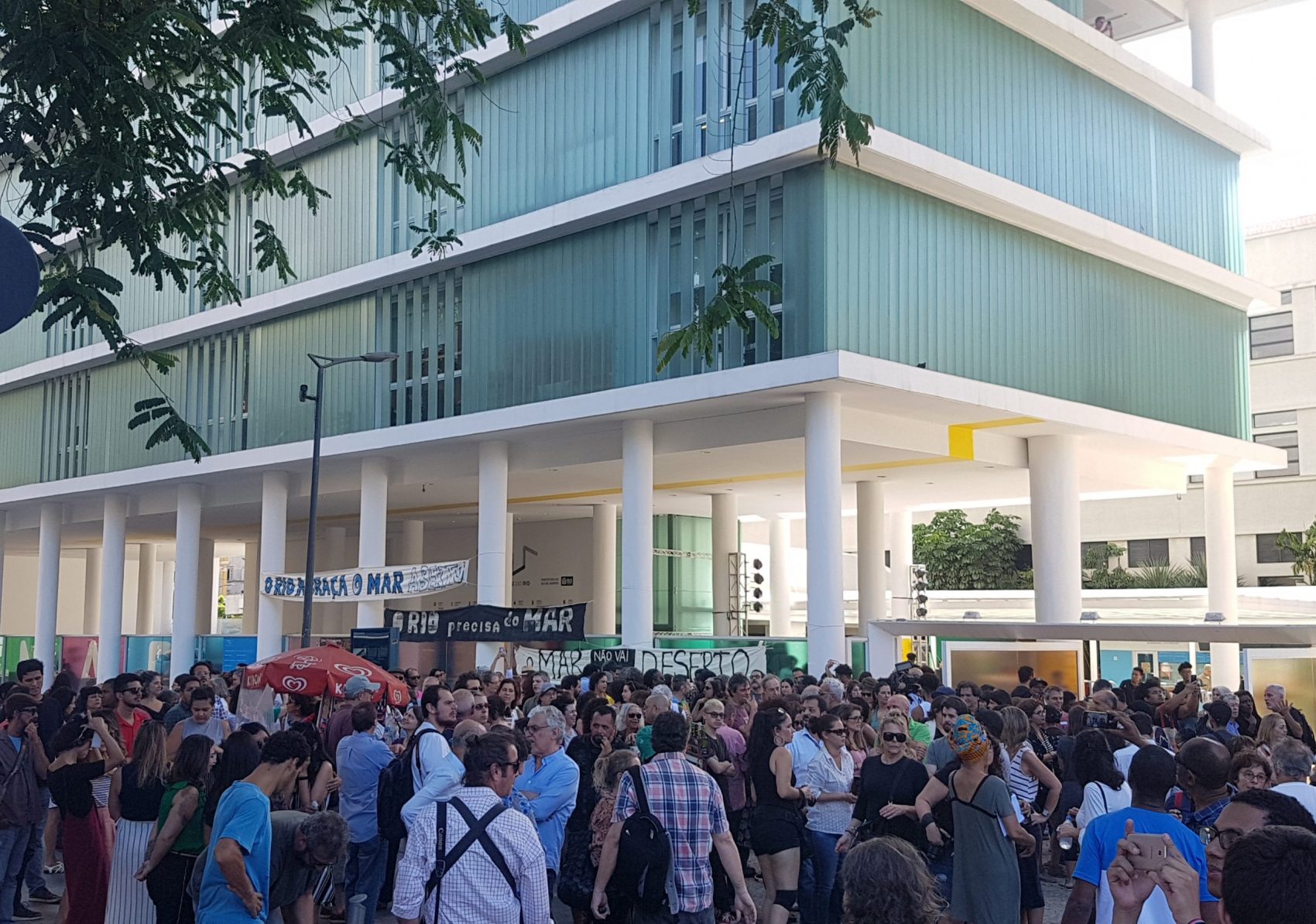 Manifestação em defesa do Museu de Arte do Rio: prefeitura atrasa repasses e funcionários estão de aviso prévio (Foto: Oscar Valporto)