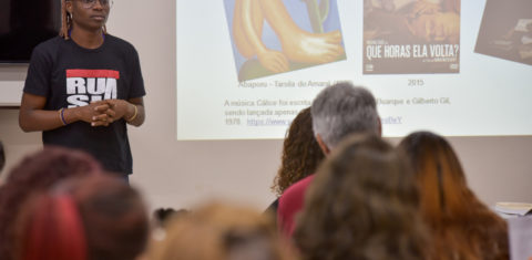 Professor em aula sobre cultura e Direitos Humanos: referências ao Abaporu, ao filme "Que horas ela volta" e à música-manifesto "Cálice". Foto de Marcos Fabrício (Divulgação)