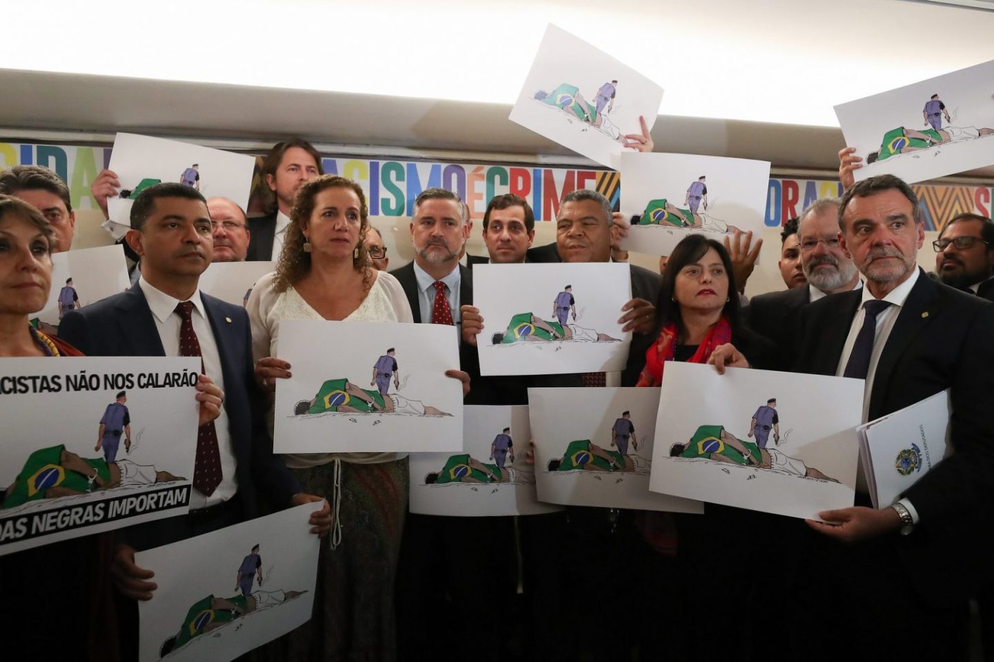 Deputados de oposição fazem protesto contra destruição de placa no Dia da Consciência Negra (Foto: Lula Marques/Fotos Públicas)