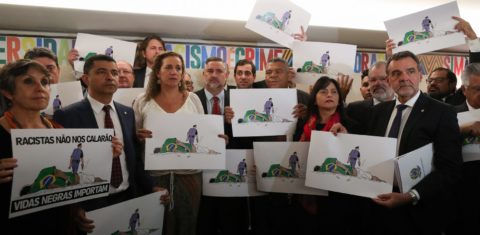 Deputados de oposição fazem protesto contra destruição de placa no Dia da Consciência Negra (Foto: Lula Marques/Fotos Públicas)