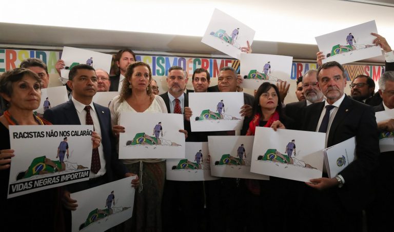 Deputados de oposição fazem protesto contra destruição de placa no Dia da Consciência Negra (Foto: Lula Marques/Fotos Públicas)