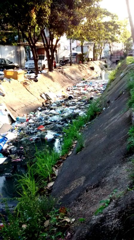 Lixo em canal na Maré flagrado pelo CocoZap. Foto de Bruna Pierrout