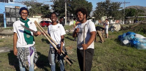 Ocupação artística e ambiental do Projeto Lata Doida em Realengo. (Foto: Divulgação)