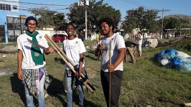 Ocupação artística e ambiental do Projeto Lata Doida em Realengo. (Foto: Divulgação)