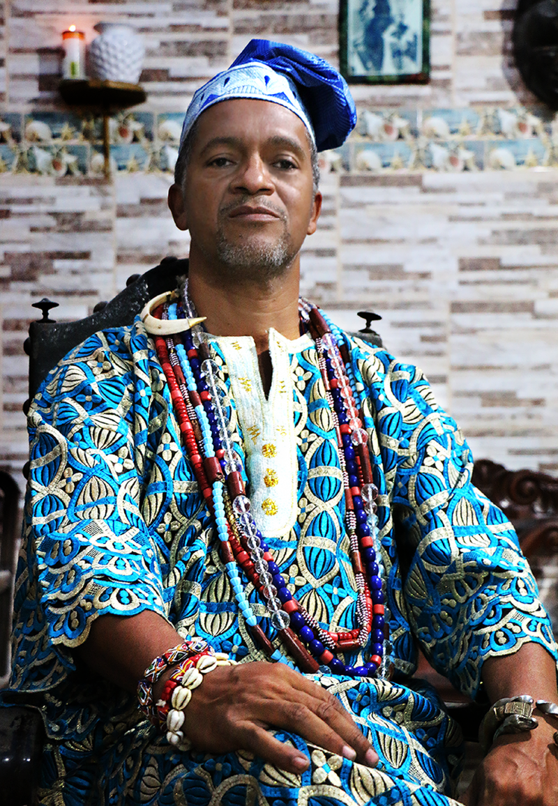 O babalorixá Adailton Moreira Costa, do respeitado terreiro de candomblé Ilê Omijuarô, em Nova Iguaçu: 'os traficantes de Cristo, se é que podemos chamar assim, participam desses ataques mais violentos que estamos sofrendo" (Foto: Divulgação)