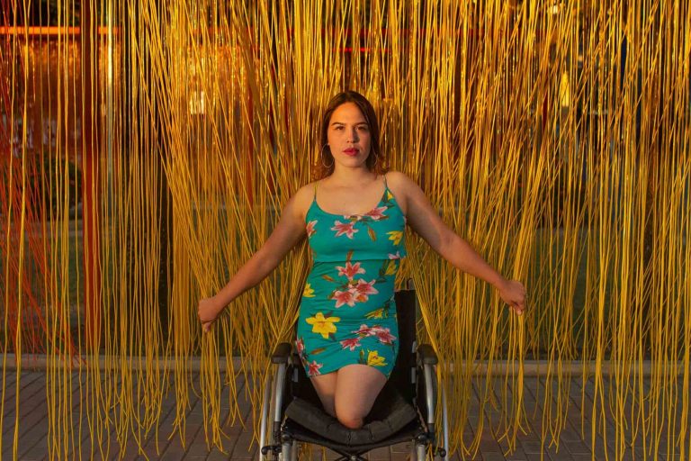 Alyannis Villaravid posa para foto do projeto Estórias Migrantes: no Brasil há seis meses, ela sente o preconceito com os venezuelanos e pessoas com deficiência - e diz estar pronta para combater os dois (Foto: Fabricio Carrijo)