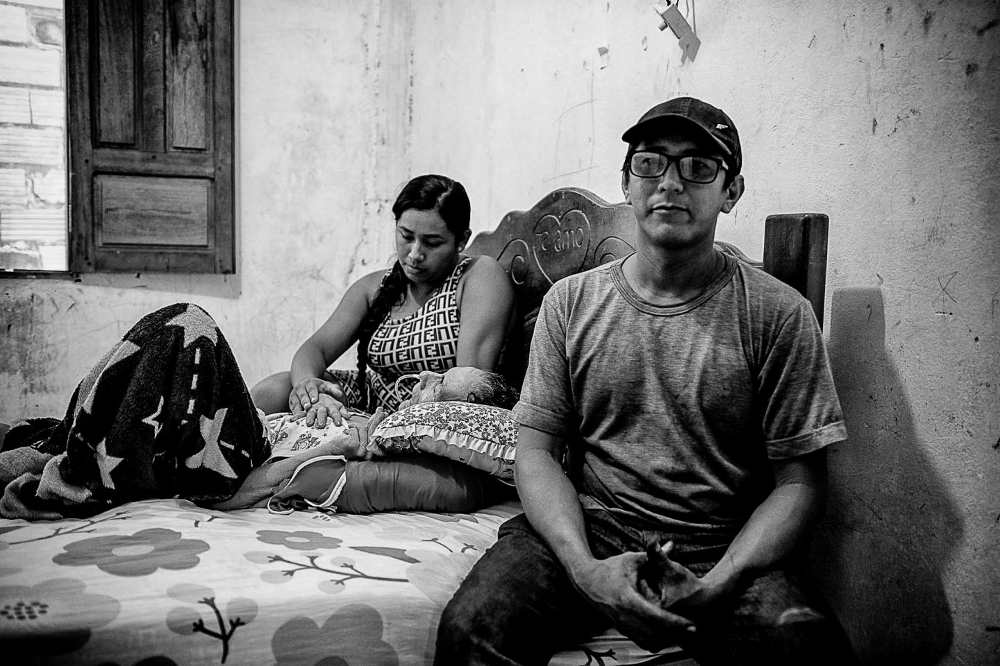Os irmãos Lucivaldo e Rackel Baía com a mãe, Raimunda: doente por causa da poluição das mineradoras. Foto de Cícero Pedrosa Neto (Amazônia Real)