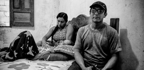 Os irmãos Lucivaldo e Rackel Baía com a mãe, Raimunda: doente por causa da poluição das mineradoras. Foto de Cícero Pedrosa Neto (Amazônia Real)