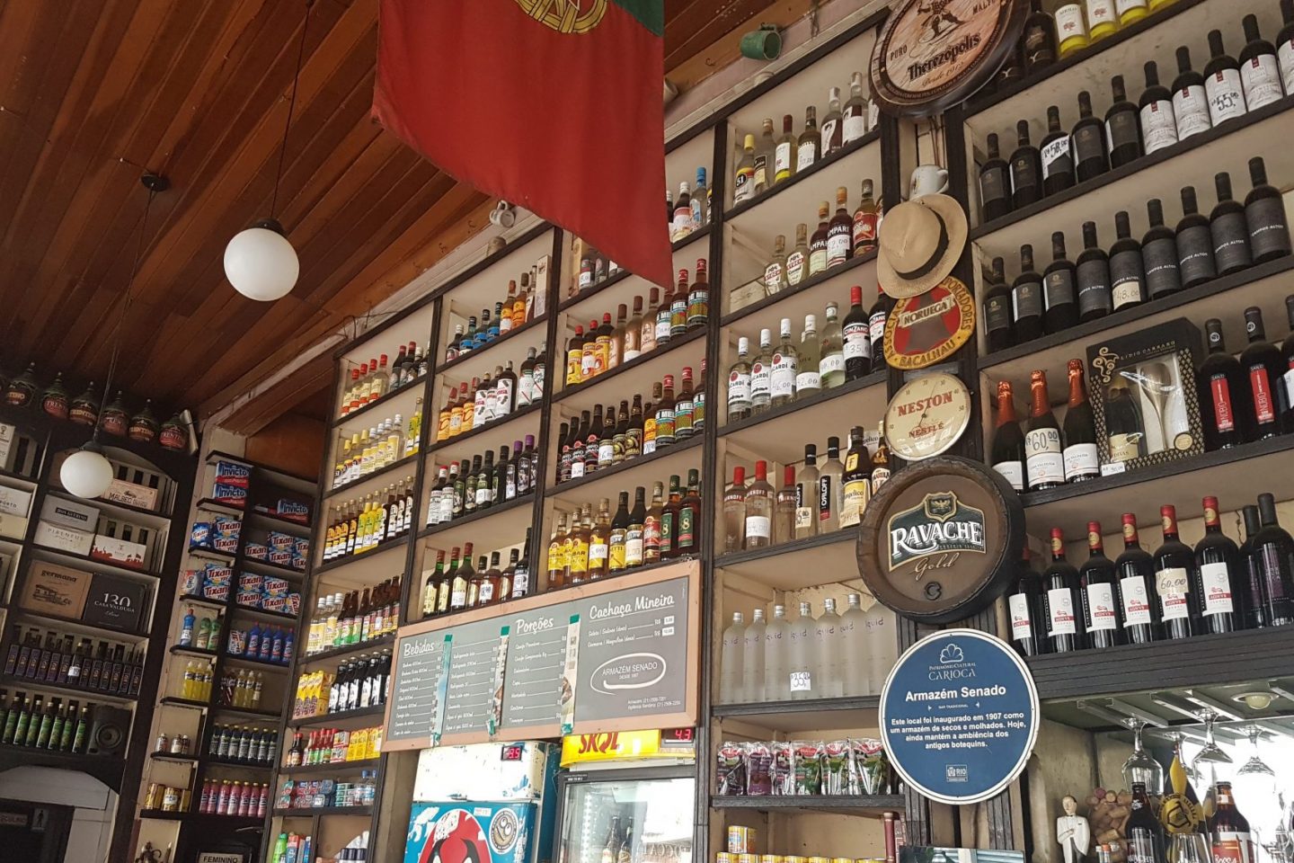 Armazém do Senado: de cerveja a vassouras, de cachaças a produtos de limpeza desde 1907 (Foto: Oscar Valporto)