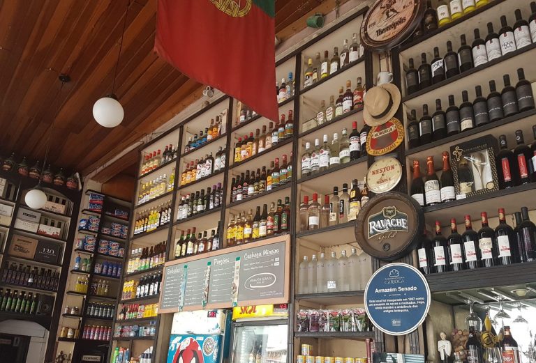 Armazém do Senado: de cerveja a vassouras, de cachaças a produtos de limpeza desde 1907 (Foto: Oscar Valporto)