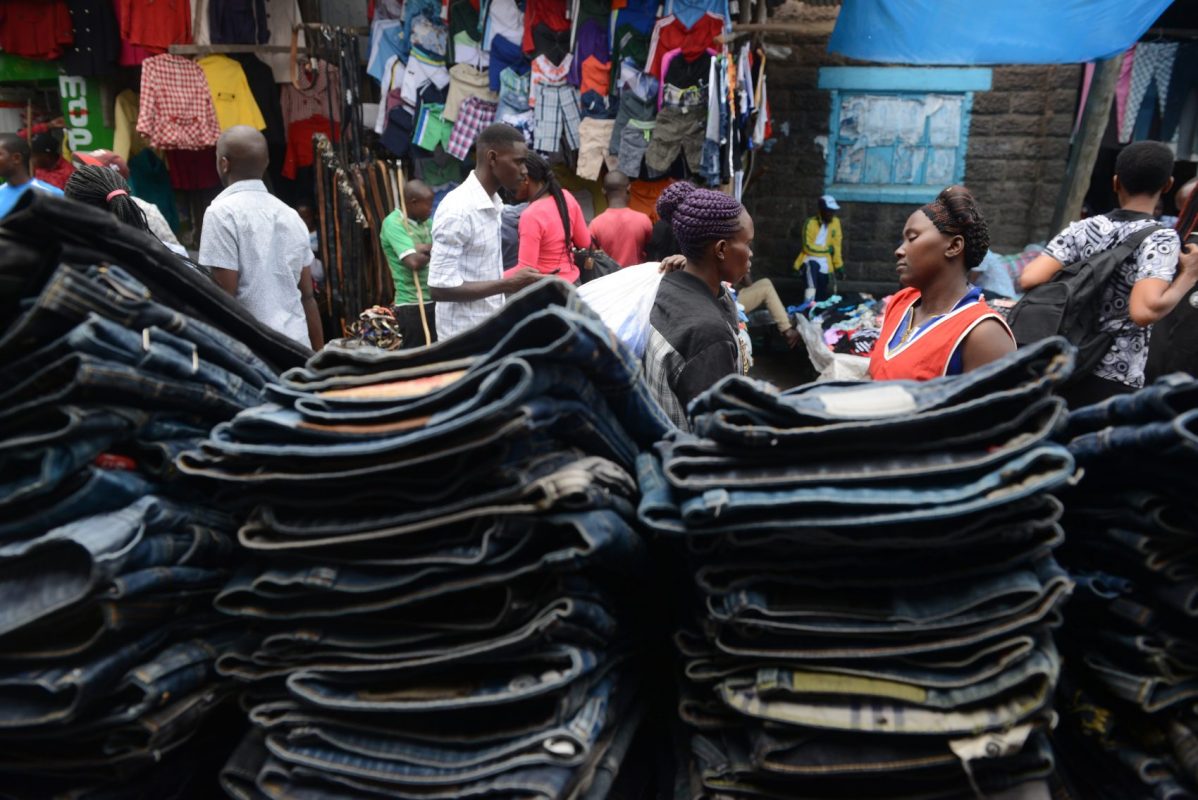 Consumidores compram roupas de segunda mão no mercado de Gikomba, em Nairóbi. (Foto: SIMON MAINA / AFP)