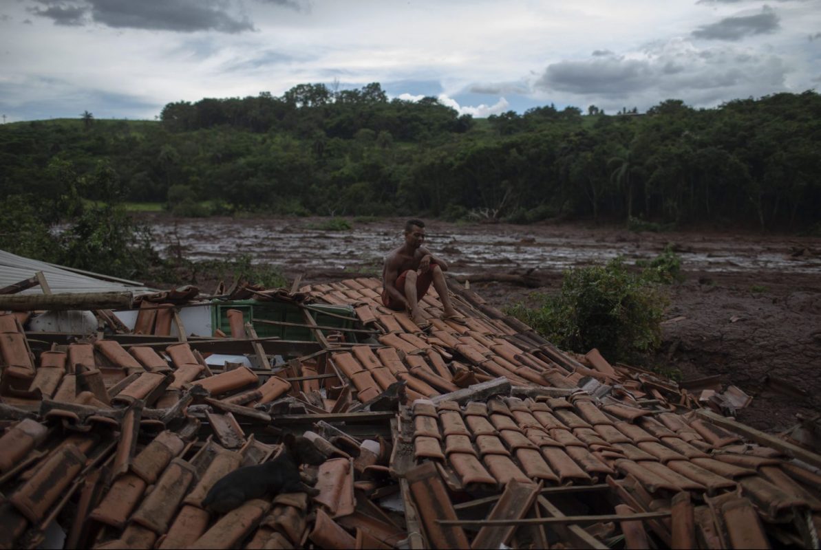 Emerson dos Santos, nos escombros de sua casa, diante do mar de rejeitos: "Vi árvores e pessoas desaparecendo na lama" (Foto: Mauro Pimentel / AFP)