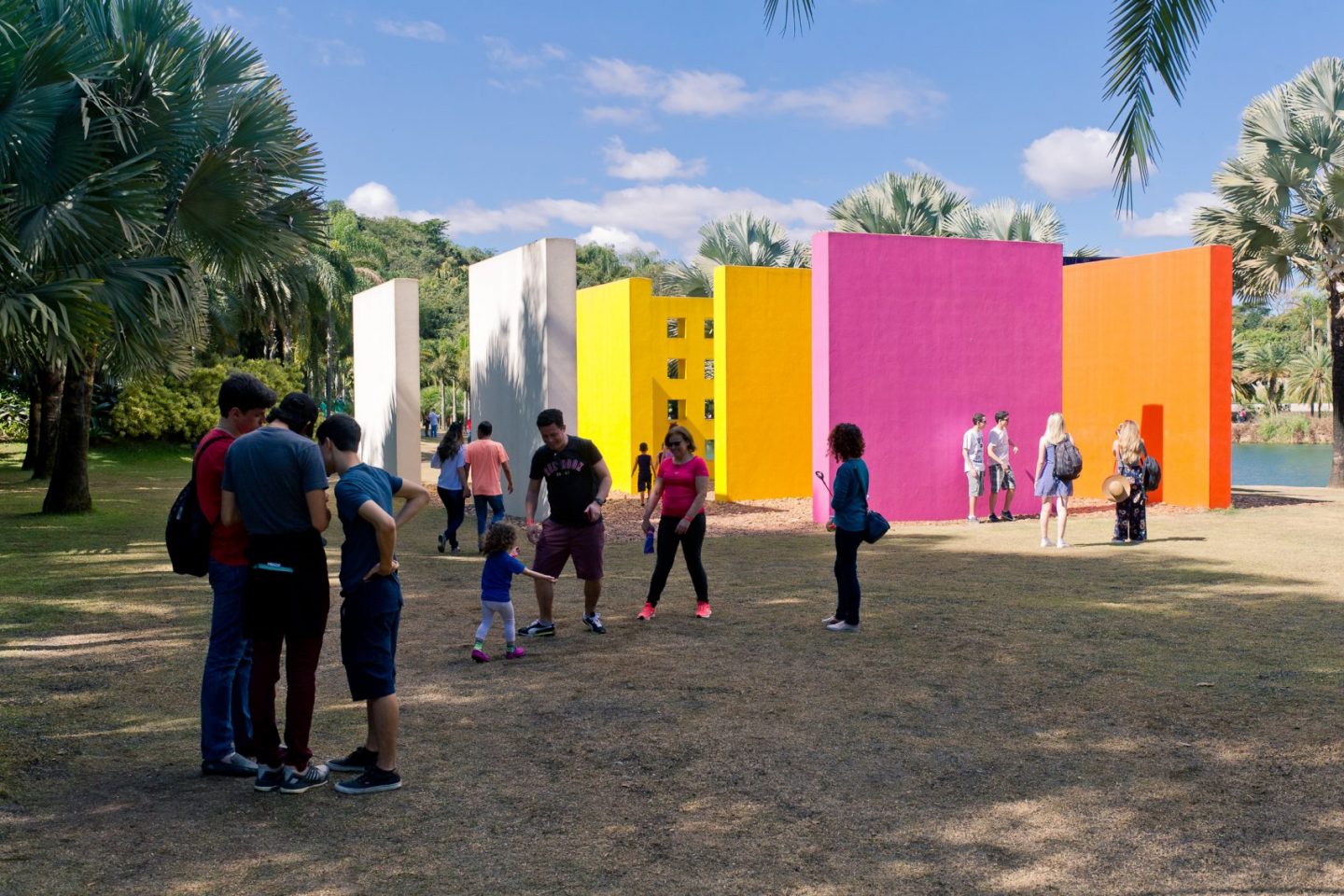 Visitantes em Inhotim: museu fica na cidade de Brumadinho e tem um dos maiores programas de sócios do país (Foto: Divulgação)
