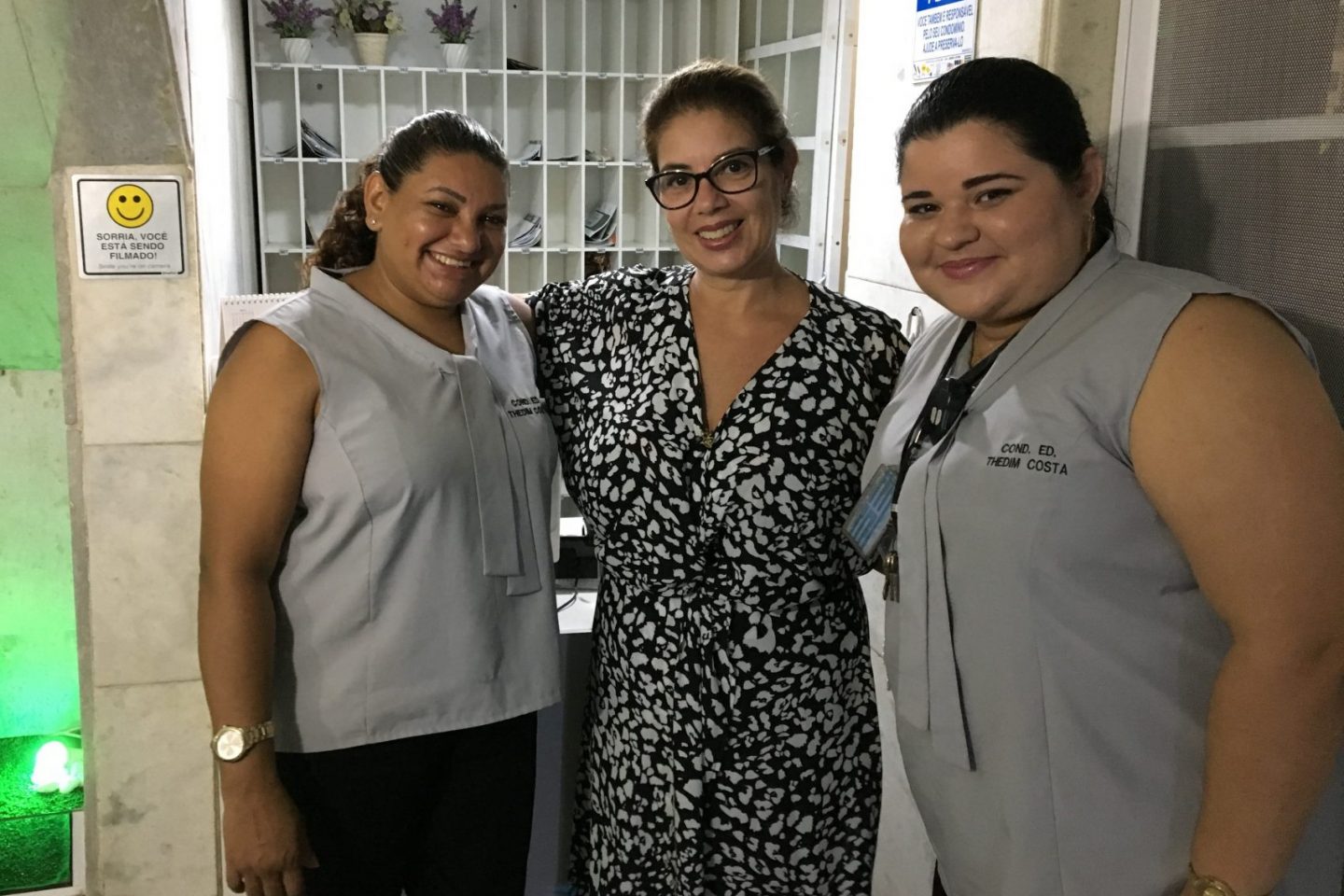A síndica Denise, entre a porteira-chefe Heloísa e a zeladora Elis Regina: equipe 100% feminina e bem entrosada à frente de edifício em Copacabana (Foto: Carolina Moura)