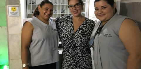 A síndica Denise, entre a porteira-chefe Heloísa e a zeladora Elis Regina: equipe 100% feminina e bem entrosada à frente de edifício em Copacabana (Foto: Carolina Moura)
