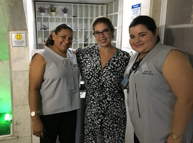 A síndica Denise, entre a porteira-chefe Heloísa e a zeladora Elis Regina: equipe 100% feminina e bem entrosada à frente de edifício em Copacabana (Foto: Carolina Moura)