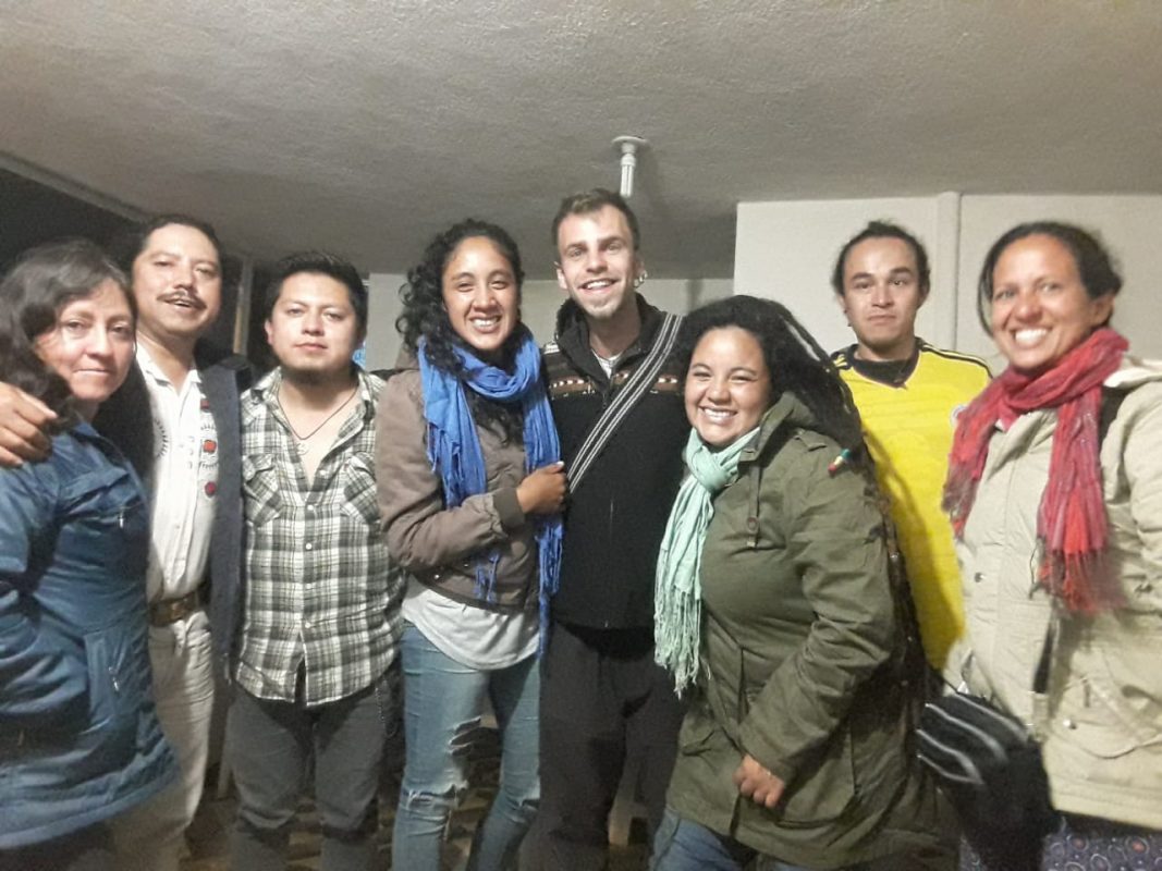 Débora (de cachecol) com colegas de viagem em uma agrovila no Equador: experiência de vida (Foto: Arquivo Pessoal)