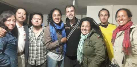Débora (de cachecol) com colegas de viagem em uma agrovila no Equador: experiência de vida (Foto: Arquivo Pessoal)