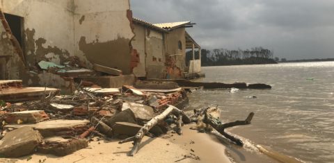 Imóvel destruído pelo mar em Atafona: mais de 300 casas engolidas em 15 quarteirões criaram centenas de refugiados ambientais em balneário no litoral norte do Estado do Rio (Foto: Carolina Gomes)